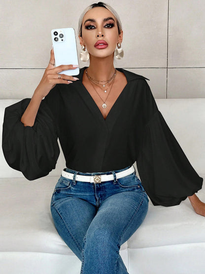 Long-fitting, puff-sleeved top with a semi-open collar